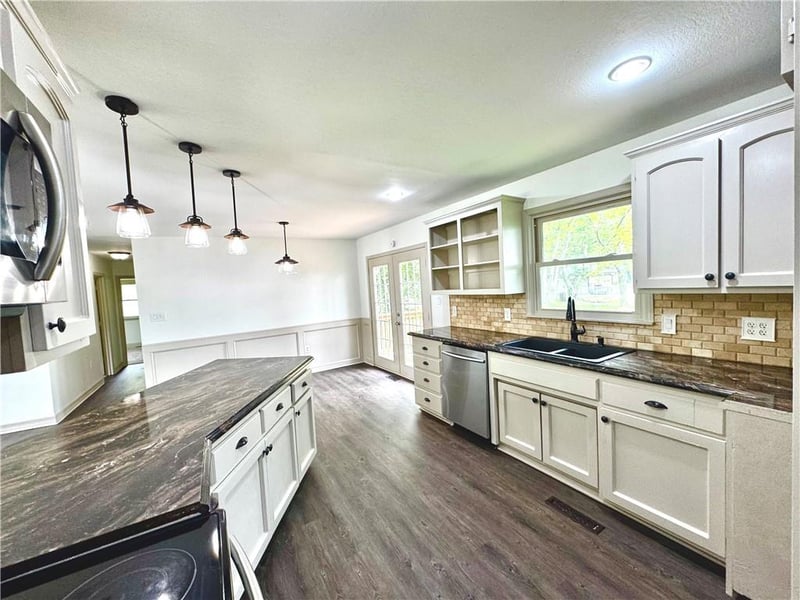102 W 1st St, Garden City, MO 64747