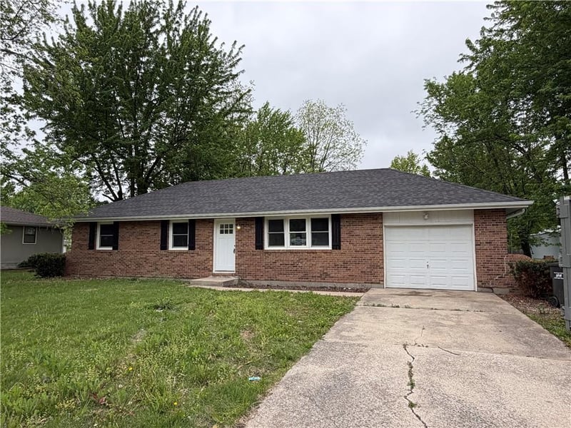 102 W 1st St, Garden City, MO 64747