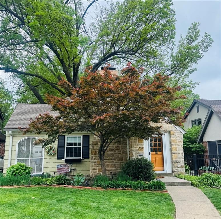 215 73rd St, Kansas City, MO 64114