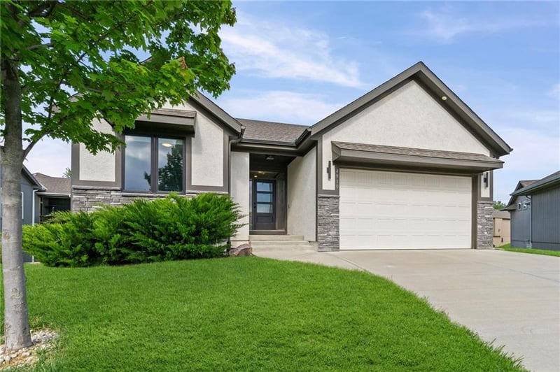 4910 NW Ridgewood Ct, Riverside, MO 64150