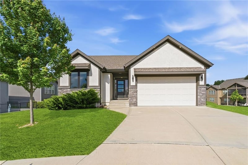 4910 NW Ridgewood Ct, Riverside, MO 64150