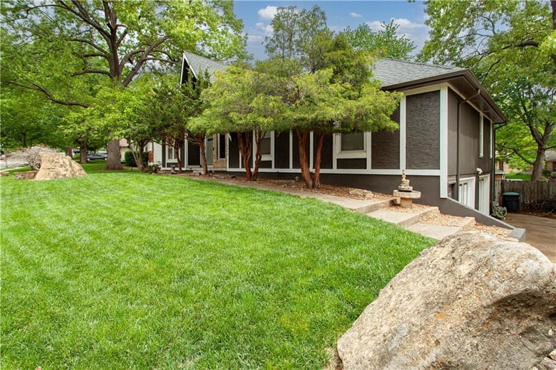1612 White Oak Ln, Blue Springs, MO 64015