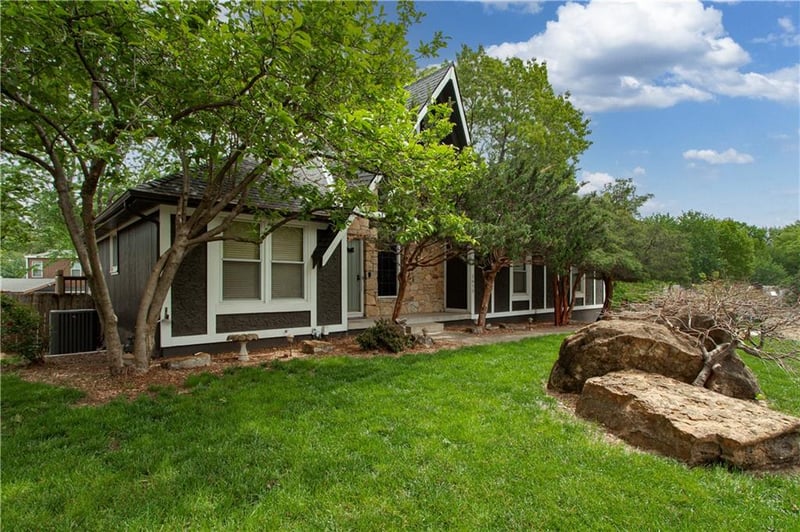 1612 White Oak Ln, Blue Springs, MO 64015