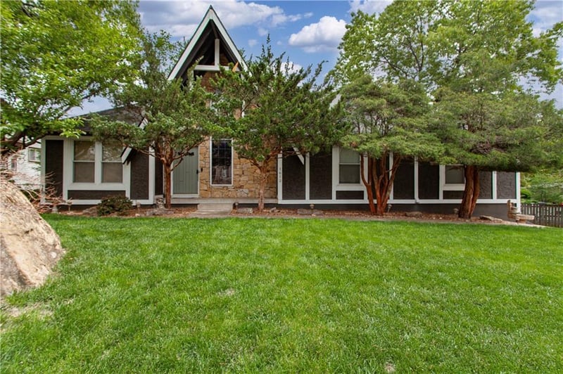 1612 White Oak Ln, Blue Springs, MO 64015
