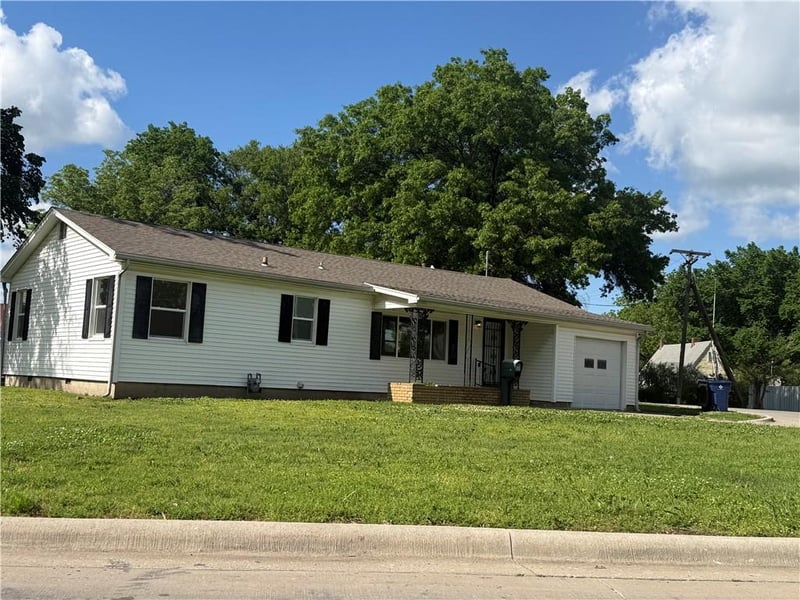 902 1st St, Coffeyville, KS 67337