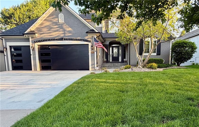 9005 161 St, Overland Park, KS 66085