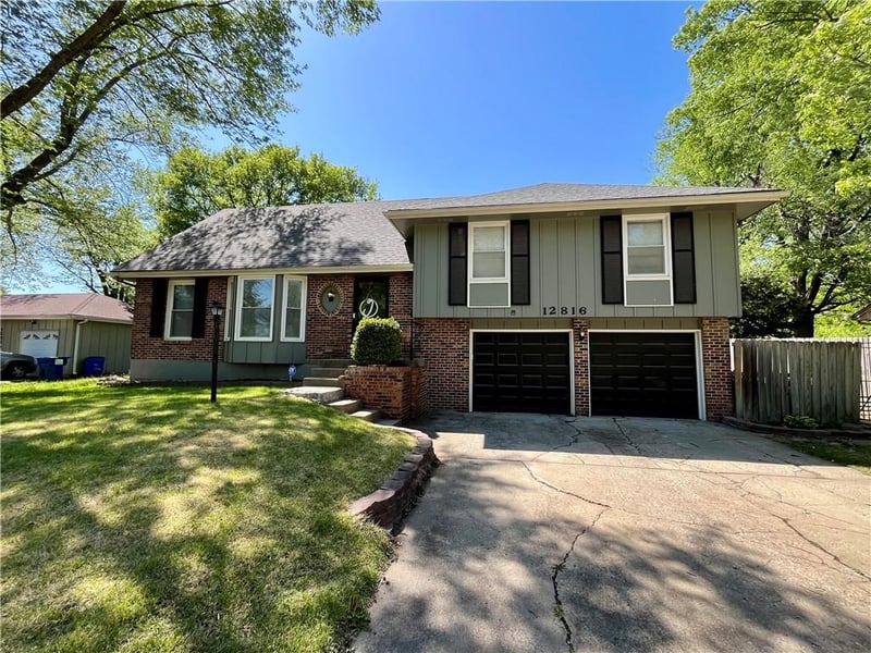 12816 Byars Rd, Grandview, MO 64030
