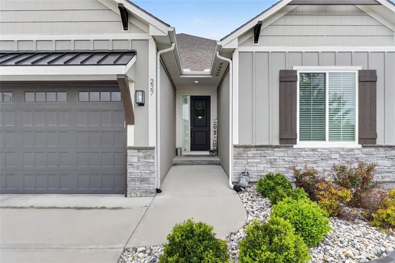 227 Eagles Ridge Dr, Blue Springs, MO 64014