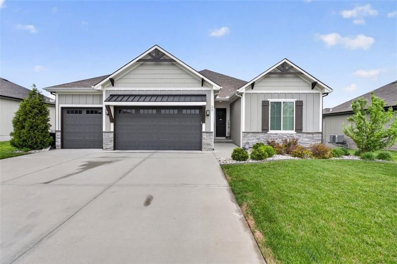 227 Eagles Ridge Dr, Blue Springs, MO 64014