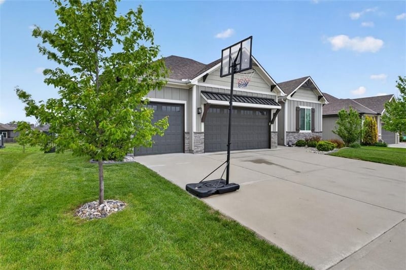 227 Eagles Ridge Dr, Blue Springs, MO 64014