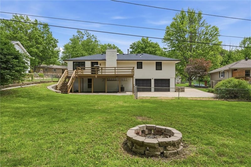 6832 Pleasant View Dr, Parkville, MO 64152
