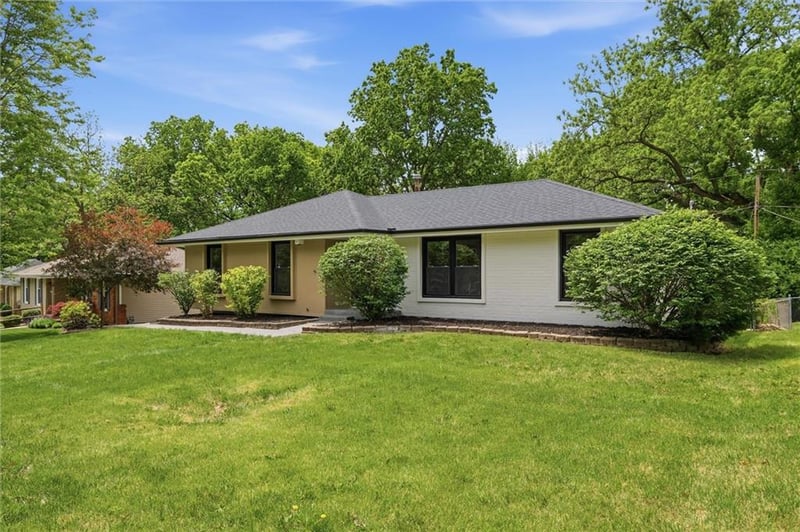 6832 Pleasant View Dr, Parkville, MO 64152
