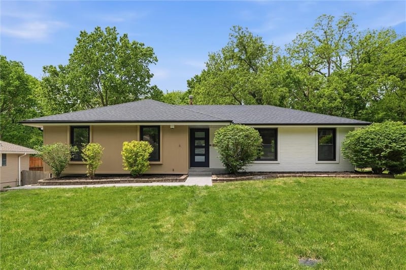 6832 Pleasant View Dr, Parkville, MO 64152