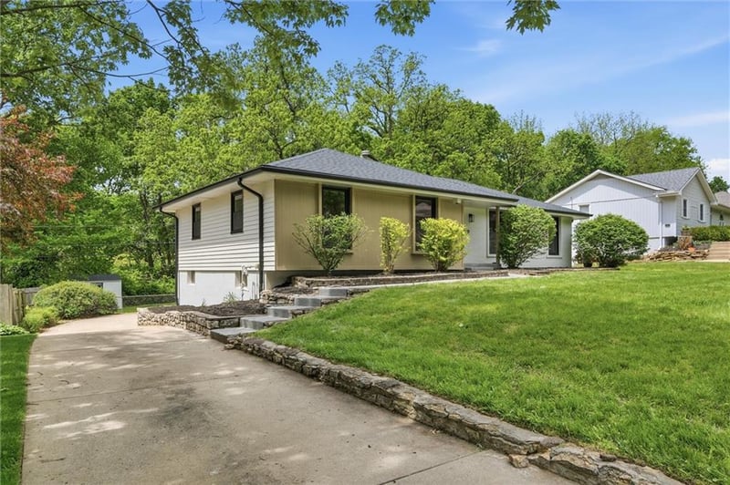 6832 Pleasant View Dr, Parkville, MO 64152