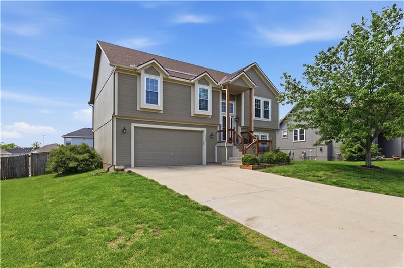 1131 12th St, Louisburg, KS 66053