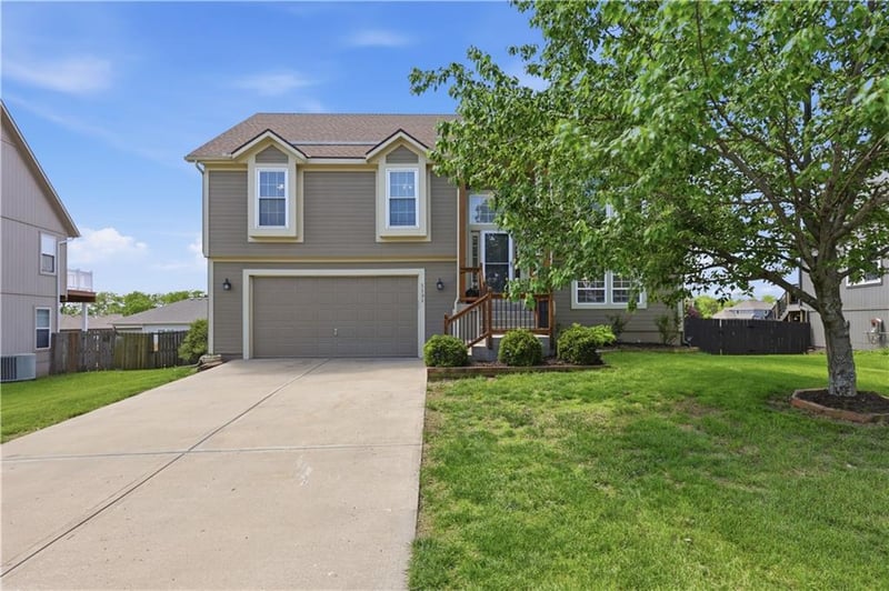 1131 12th St, Louisburg, KS 66053