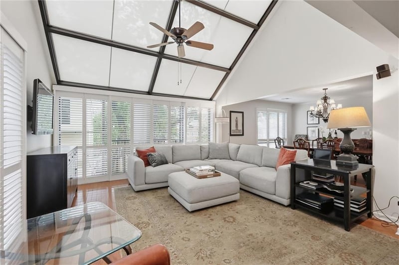 4557 Walnut St, Kansas City, MO 64111