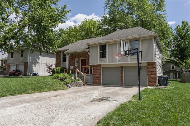 14005 Cottonwood Dr, Olathe, KS 66062