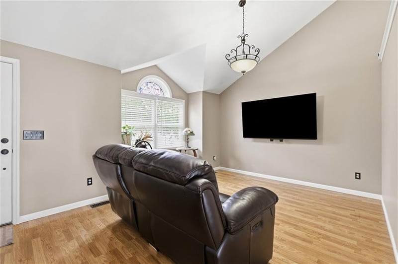 914 Elm Ct, Belton, MO 64012