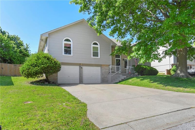 1204 Hunters Rd, Blue Springs, MO 64014