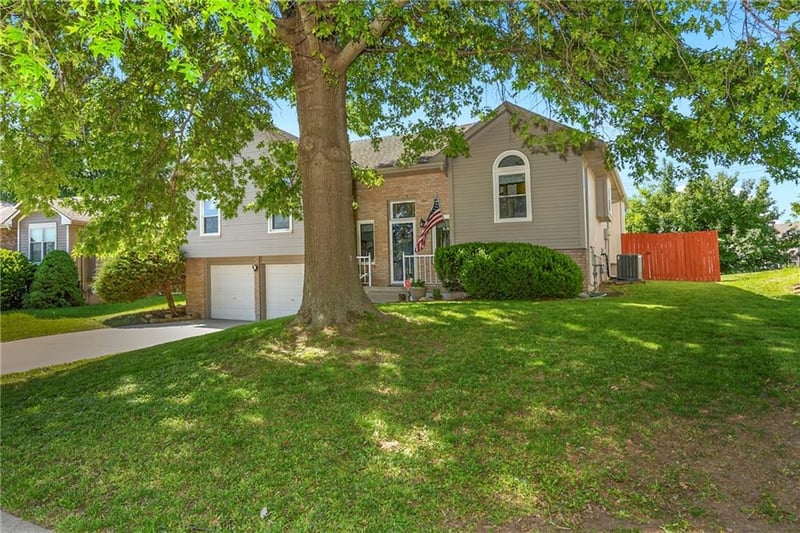 1204 Hunters Rd, Blue Springs, MO 64014