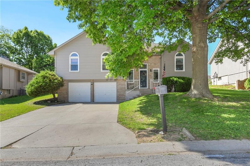 1204 Hunters Rd, Blue Springs, MO 64014