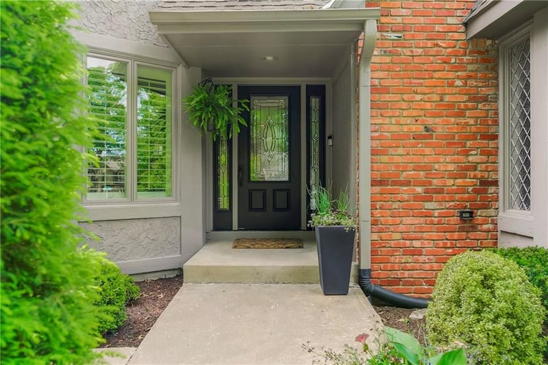 8304 W 99th St, Overland Park, KS 66212