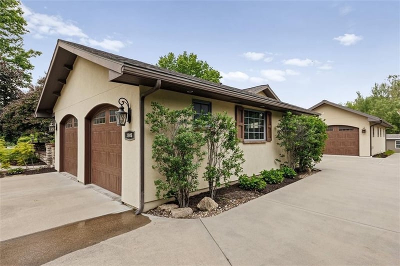 3908 140th Dr, Leawood, KS 66224