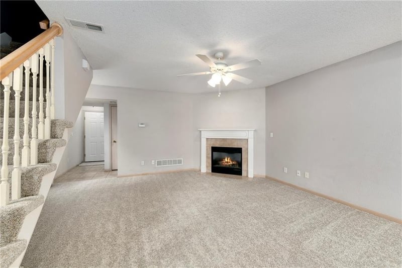1327 Broadway Cir, Lee's Summit, MO 64081