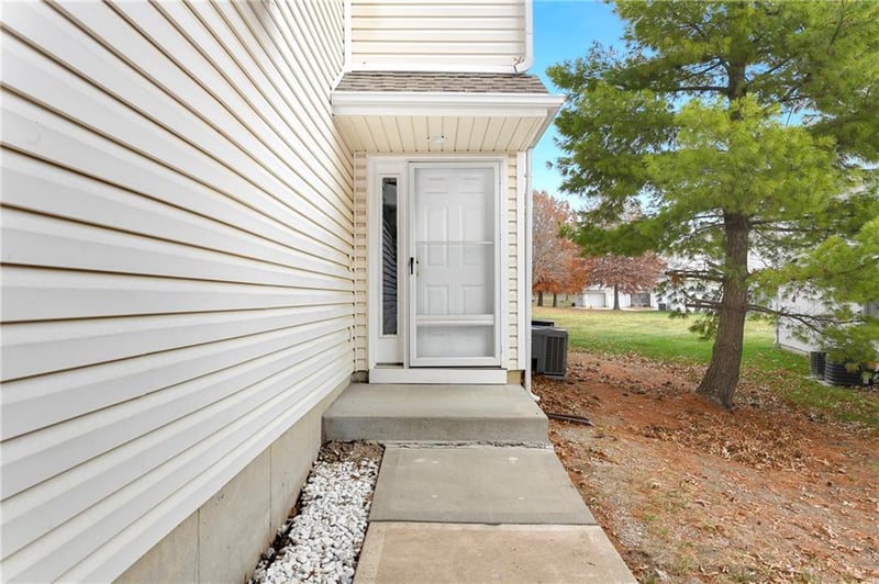 1327 Broadway Cir, Lee's Summit, MO 64081