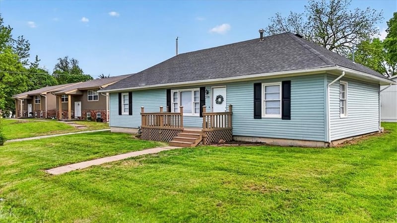 506 1st St, Tonganoxie, KS 66086