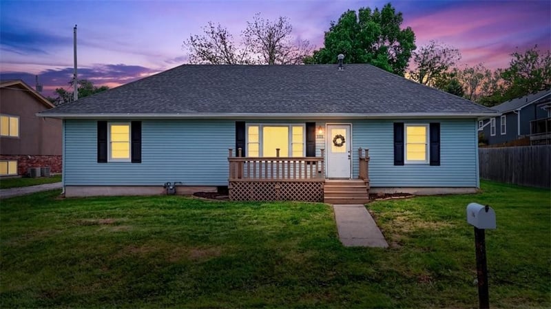 506 1st St, Tonganoxie, KS 66086
