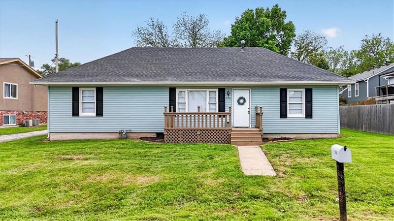 506 1st St, Tonganoxie, KS 66086