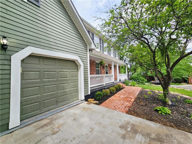 8638 Greenwood Ln, Lenexa, KS 66215