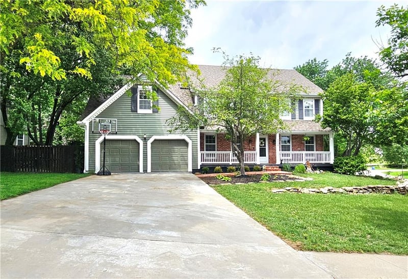 8638 Greenwood Ln, Lenexa, KS 66215