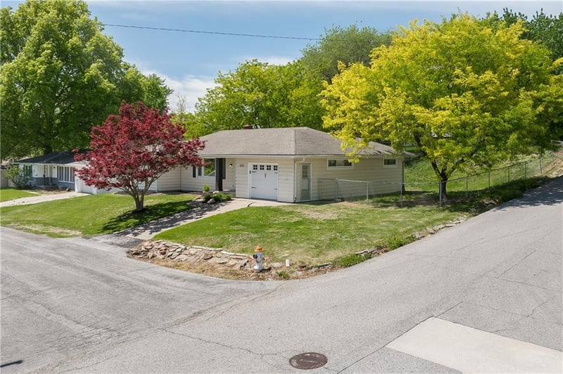 2828 32nd St, St Joseph, MO 64506