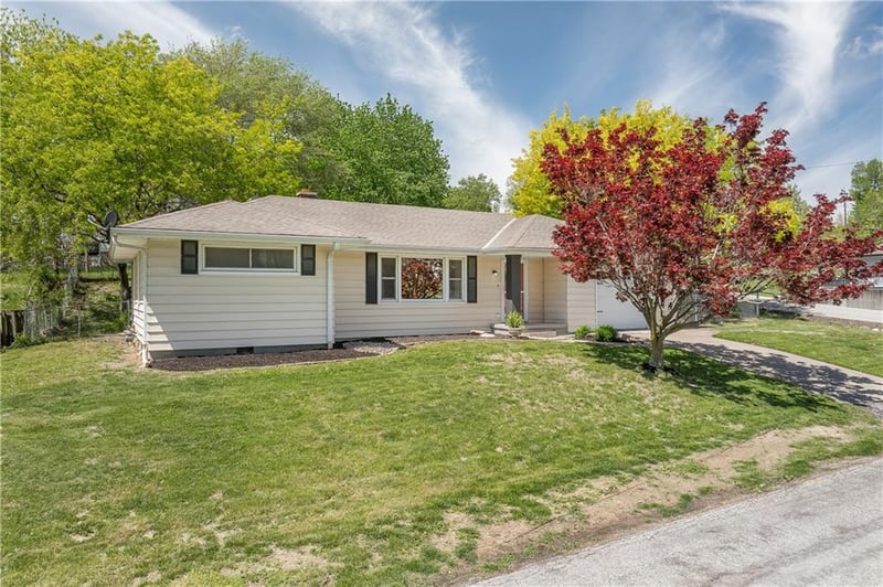 2828 32nd St, St Joseph, MO 64506