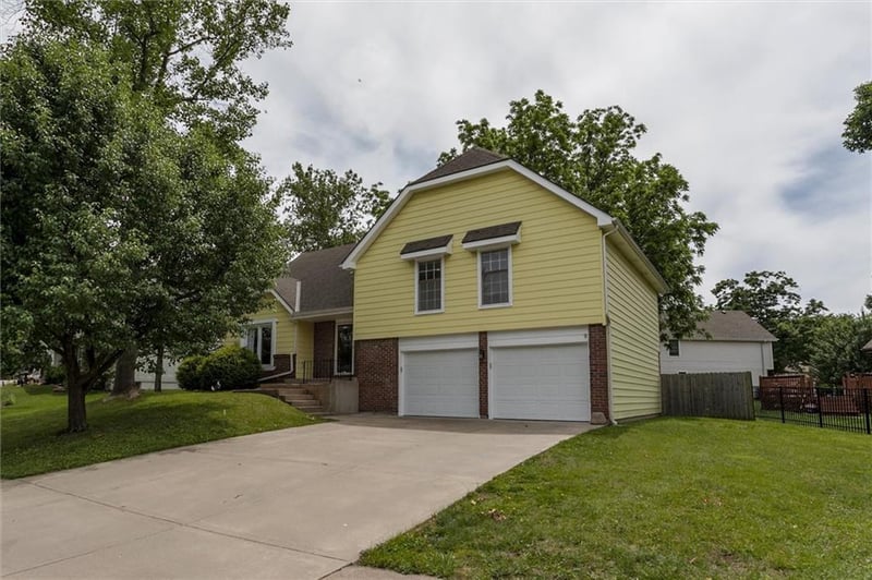 7302 Earnshaw St, Shawnee, KS 66216