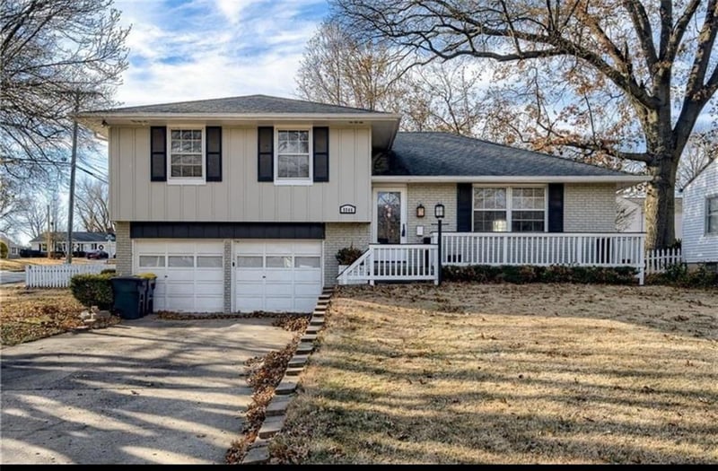 8844 Summit St, Kansas City, MO 64082