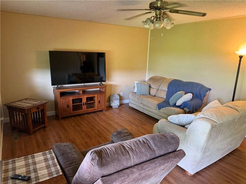 6474 Oakridge Rd, Stewartsville, MO 64490