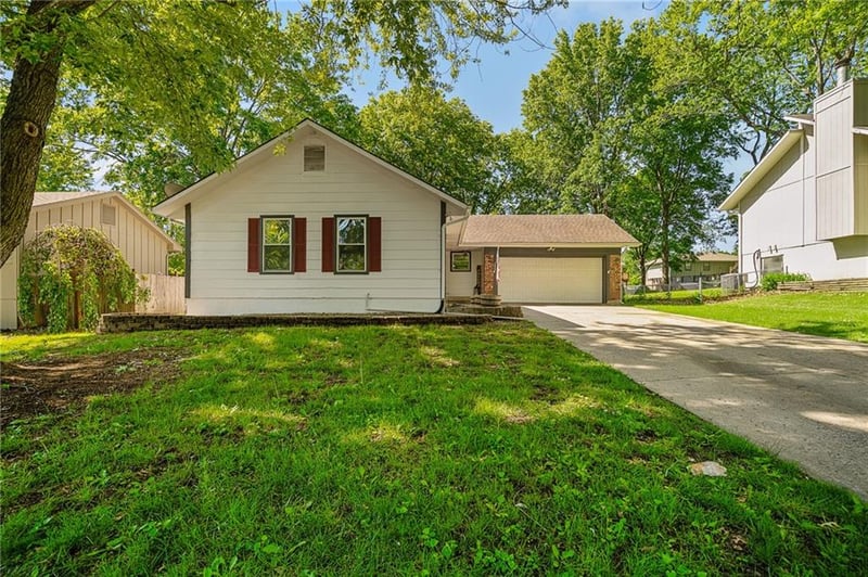 220 Richwood Ln, Blue Springs, MO 64014