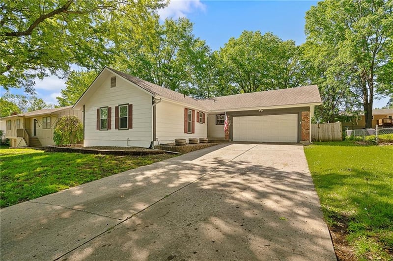220 Richwood Ln, Blue Springs, MO 64014