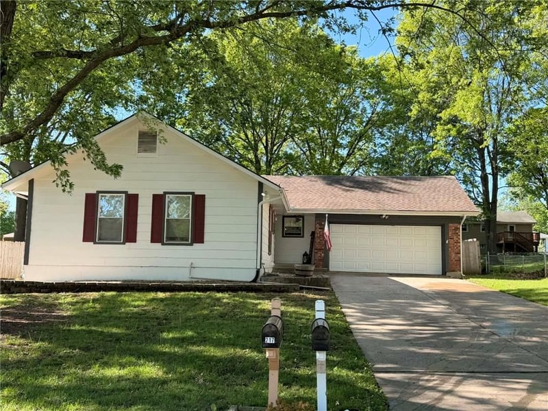 220 Richwood Ln, Blue Springs, MO 64014