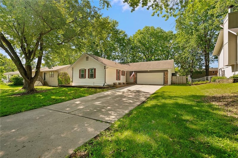220 Richwood Ln, Blue Springs, MO 64014
