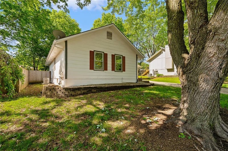 220 Richwood Ln, Blue Springs, MO 64014