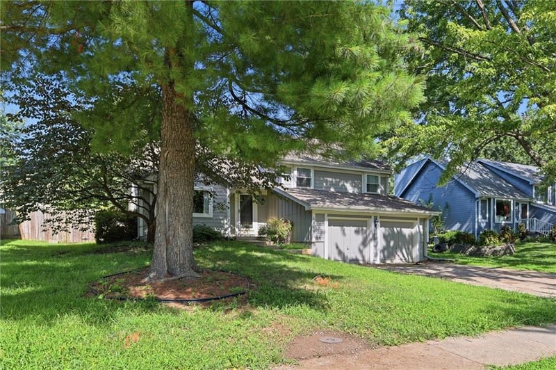 1819 Stagecoach Dr, Olathe, KS 66062