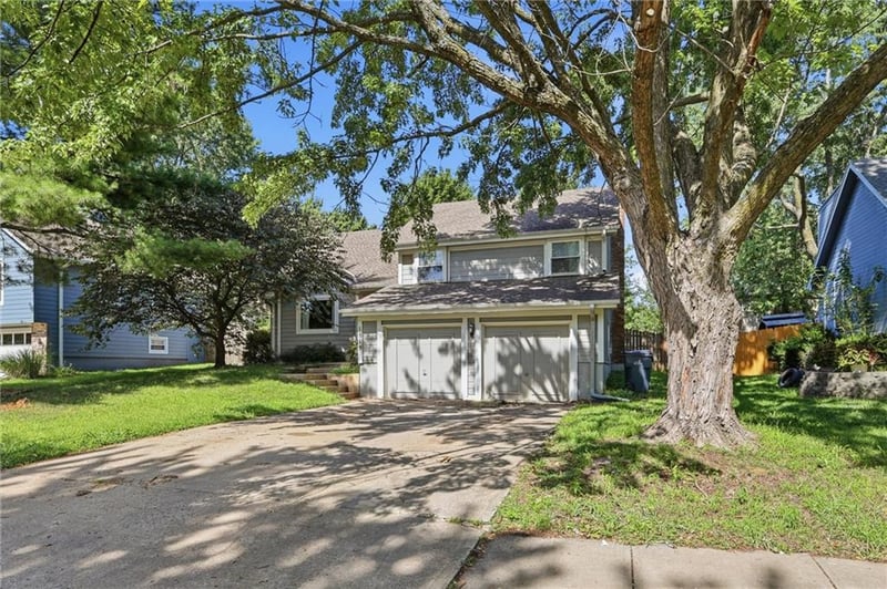 1819 Stagecoach Dr, Olathe, KS 66062