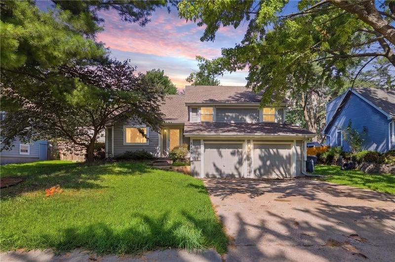 1819 Stagecoach Dr, Olathe, KS 66062