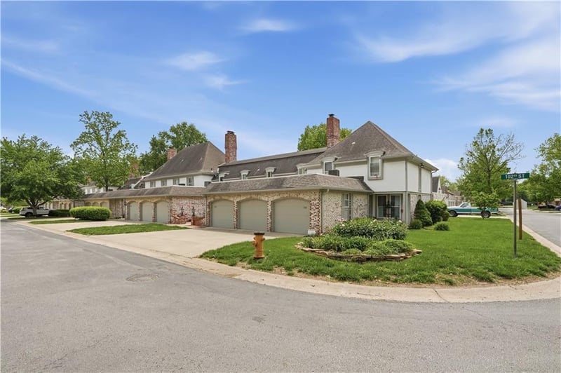 7709 102nd St, Overland Park, KS 66212
