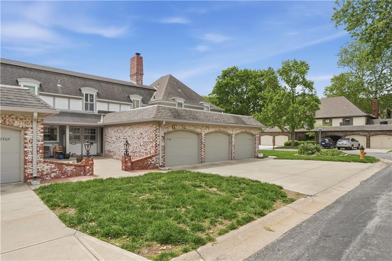 7709 102nd St, Overland Park, KS 66212